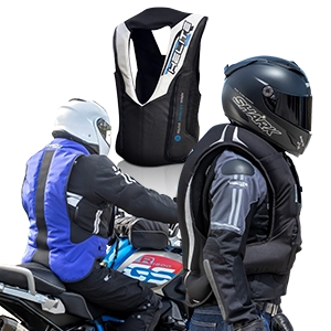 Motorradfahrer mit schwarzen und blauen Airbagwesten beim Fahren, eine Weste separat abgebildet.